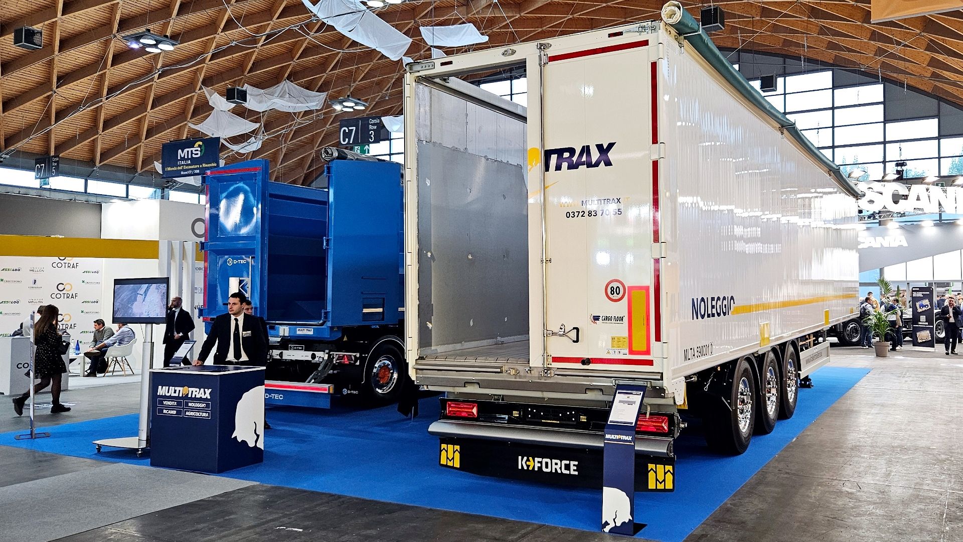 Lo stand di Multitrax a Ecomondo 2024, con esposti un piano mobile Kraker e un porta container D-Tec con semirimorchio