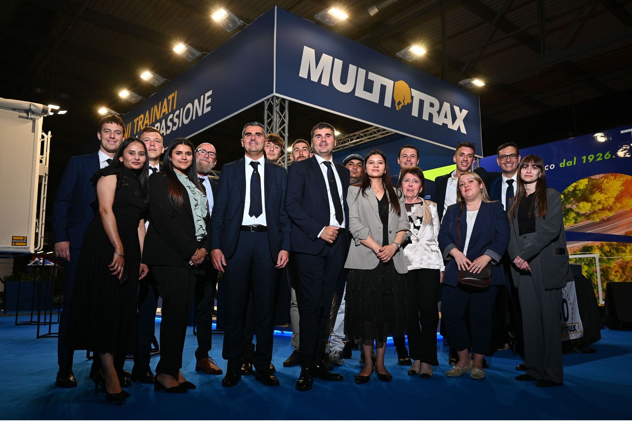 Foto di gruppo del team di Multitrax davanti allo stand dell'azienda a Transpotec 2026