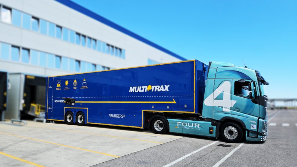 Semirimorchio doppio piano Burgers che viene caricato